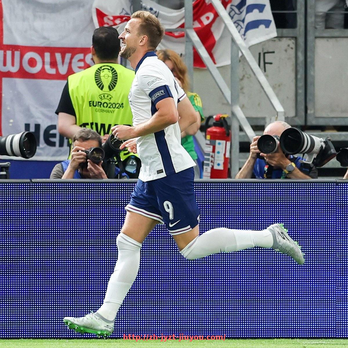 九游jiuyou-西甲直播间互动方式与观众实时反馈平台